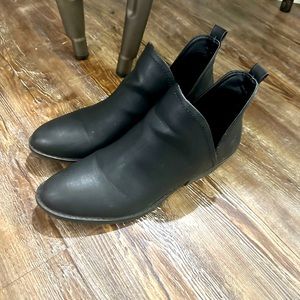 Size 10 Universal Thread booties